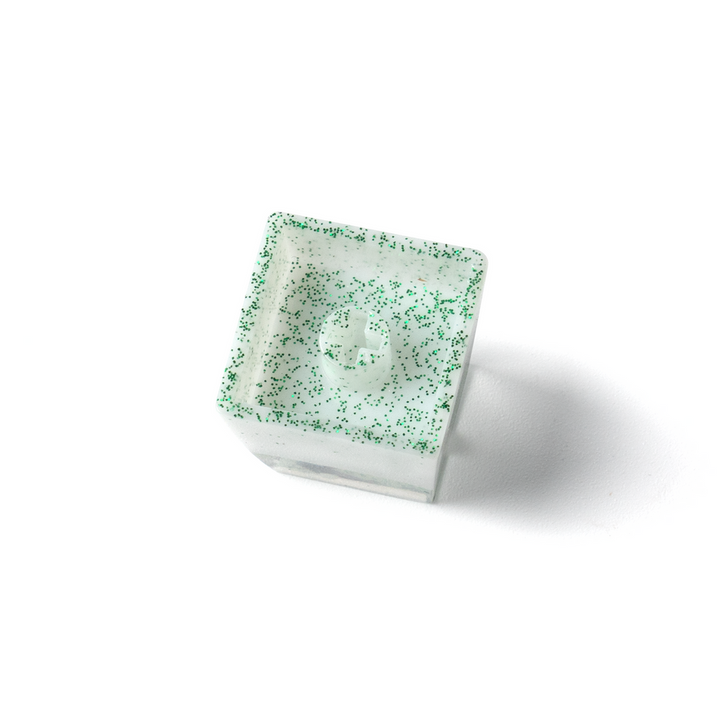 Elegante tecla artesanal de resina con pez dorado