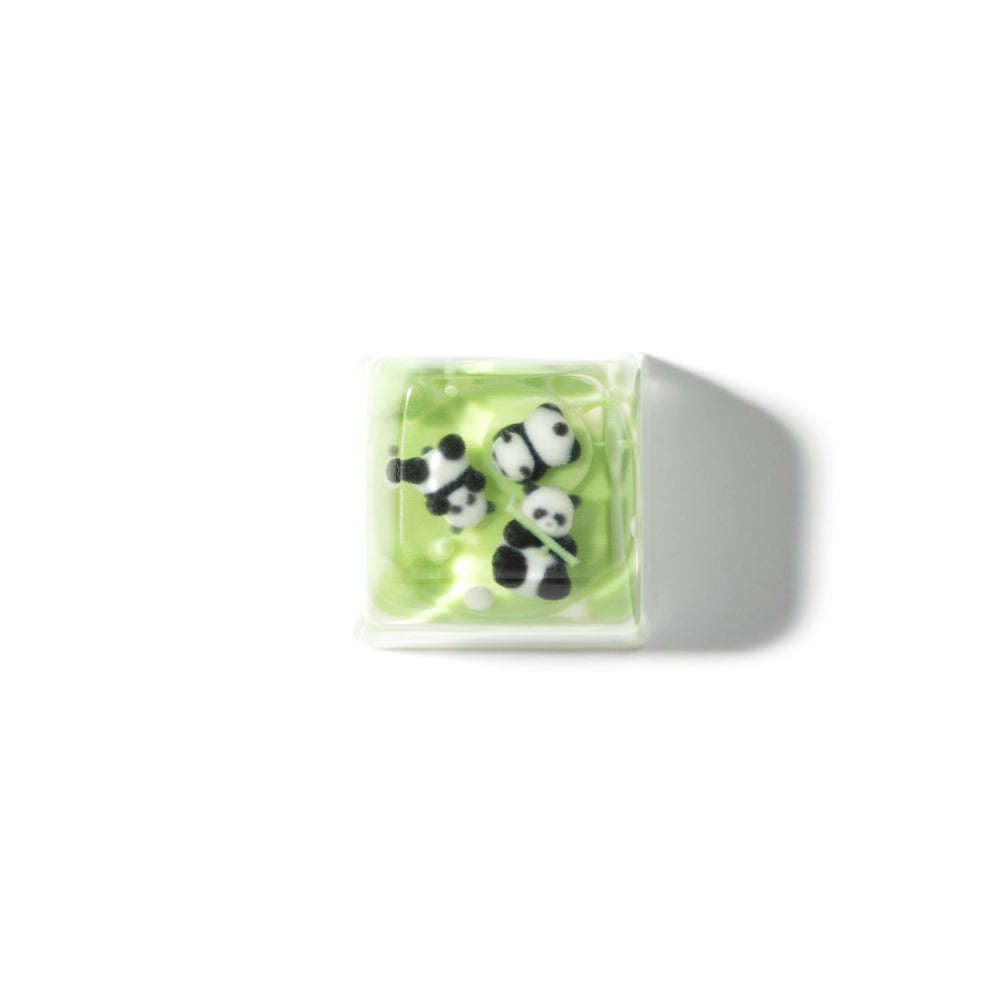 Llavero artesanal de resina de tres pandas